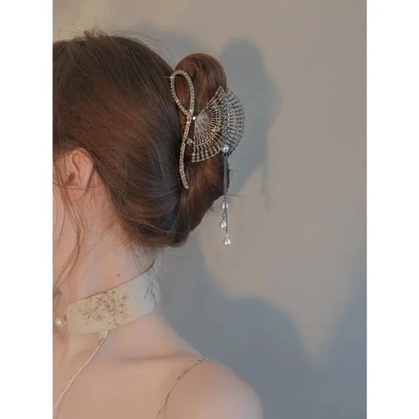 27d4187421ab3db1e44b984ab54d0eab.webp New Style Antique Diamond-Studded Fan-Shaped Hair Clip Pearl Tassel Large Metal Shark Classy Super Fairy Plate Hairpin